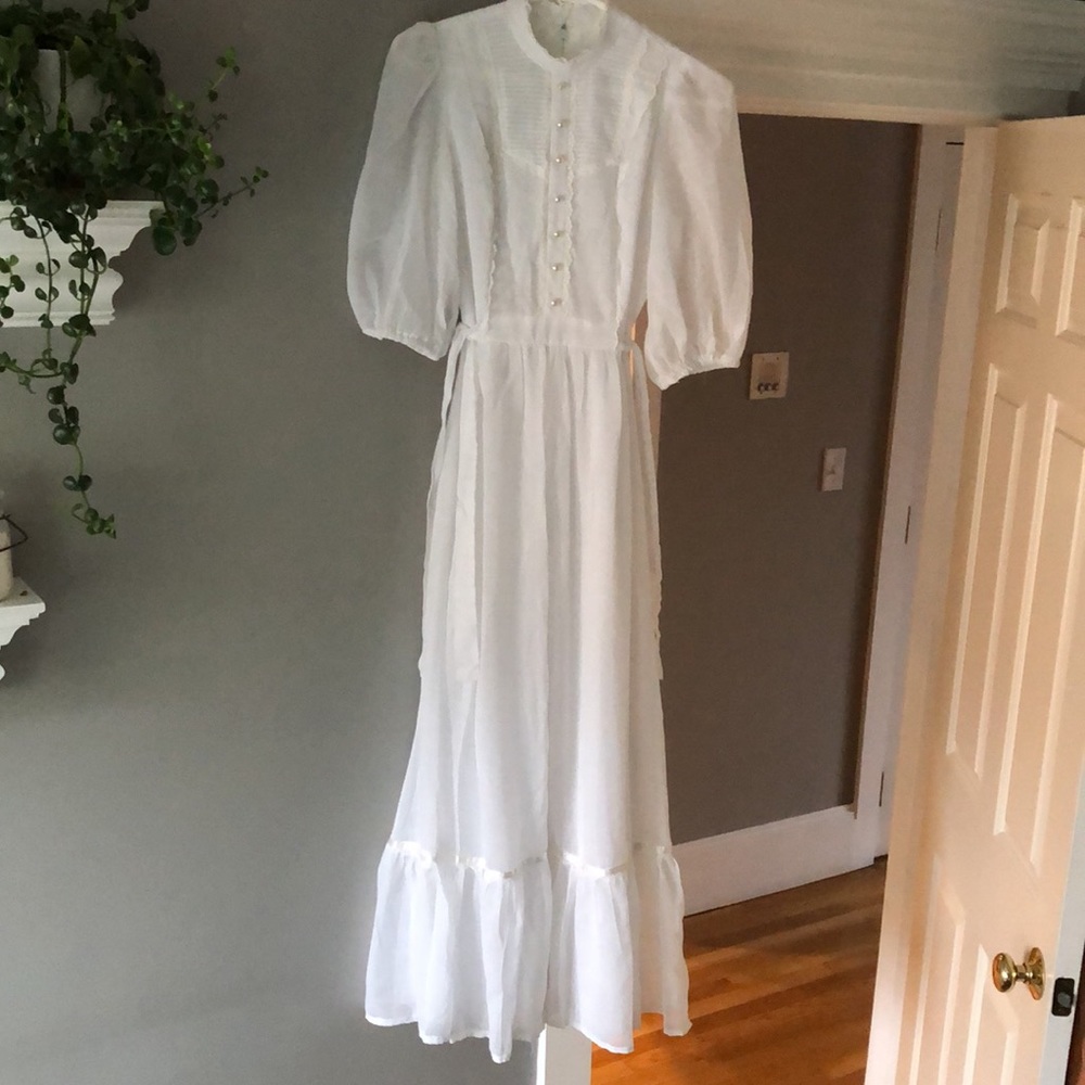 VINTAGE Elegant White Maxi Dress
